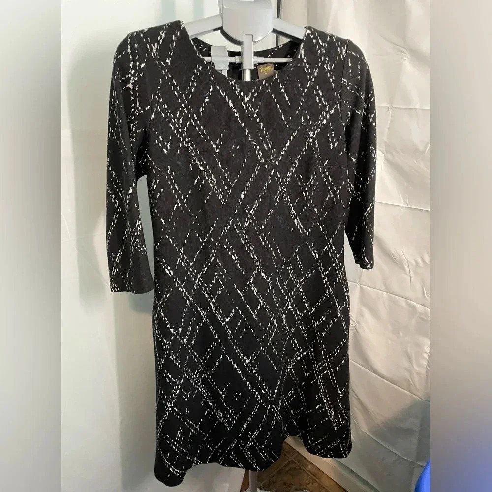 Taylor Woman Size 10 Black White 3/4 Sleeve Dress with Zipper on‎ Back